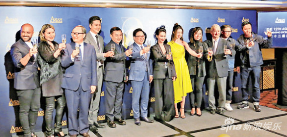 王英伟博士(中间间条西装)指今年颁奖礼将以“武动亚洲”为主题