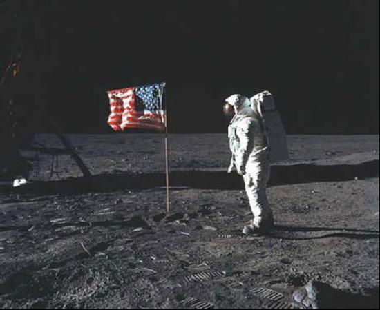 “登月第一人”阿姆斯特朗在月球上插下美国国旗 图片来自NASA官网
