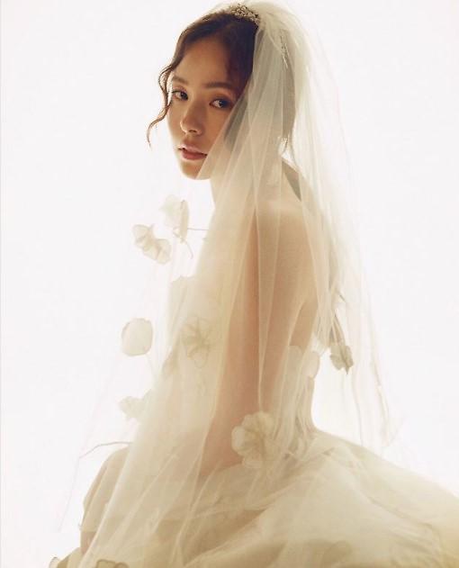 演员闵孝琳SNS发婚后感想 身穿洁白婚纱美艳动人