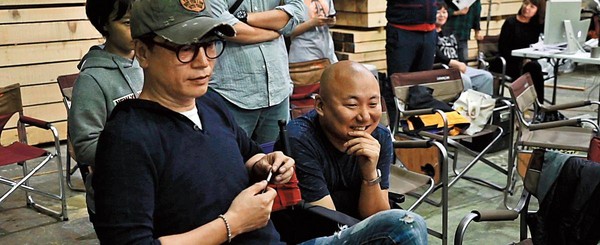 漫画家周浩旻（右）并未干涉金容华大幅修改原着，仅在拍摄期间前往探班。