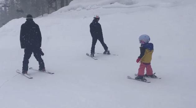 孙俪女儿小花正在滑雪