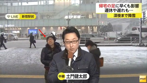 ▲▼日本大雪记者户外直播，冒出抢镜哥。（图／翻摄自日网《FNN》）