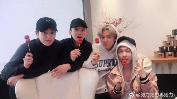 ▲前阵子EXO成员XIUMIN、CHEN、伯贤到北京，张艺兴请他们吃糖葫芦。（图／翻摄自张艺兴微博）