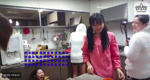 南韩女团Oh My Girl，团员祉呼在镜头前把Mimi的睡裤拉下。（图／翻摄自YouTube）
