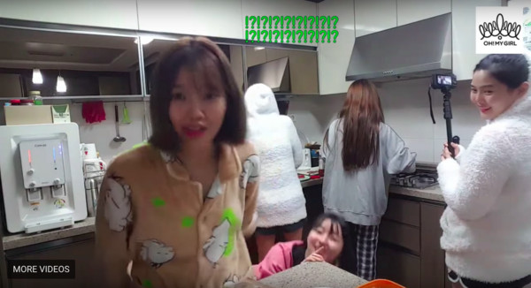 南韩女团Oh My Girl，团员祉呼在镜头前把Mimi的睡裤拉下。（图／翻摄自YouTube）