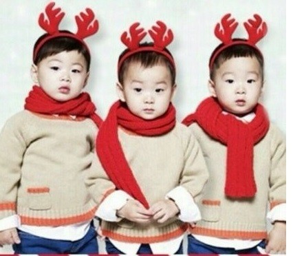 「三胞胎」大韩民国万岁送圣诞礼　现街头噘嘴送啾咪！（图／翻摄自韩网）